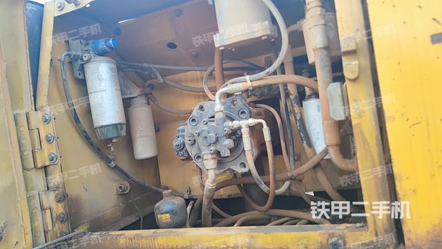 液压泵舱室正面整体（整机外观）