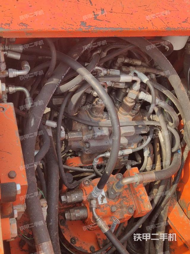 回转马达和主控阀（整机外观）