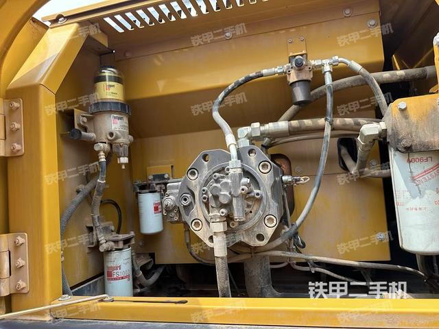 液压泵舱室正面整体（整机外观）