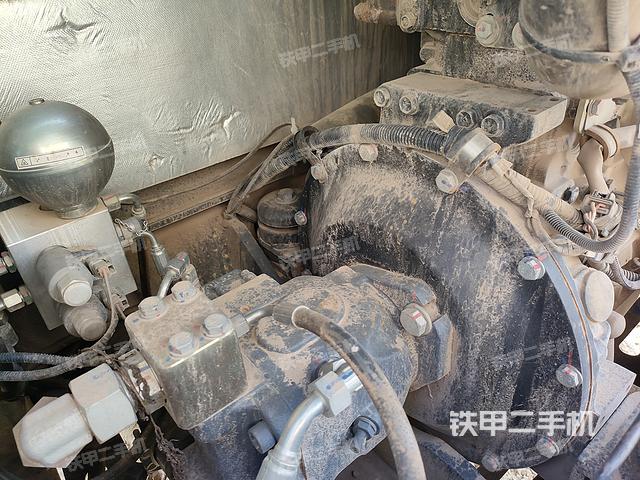 液压泵舱室正面整体（整机外观）