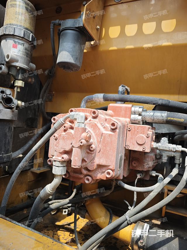 液压泵舱室正面整体（整机外观）