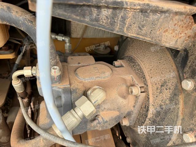 液压泵舱室正面整体（整机外观）