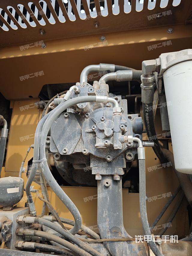 液压泵舱室正面整体（整机外观）