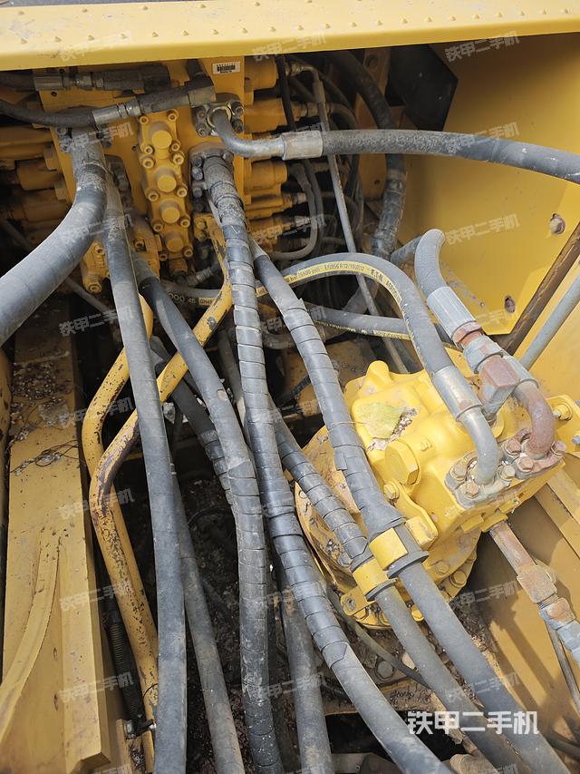 回转马达和主控阀（整机外观）