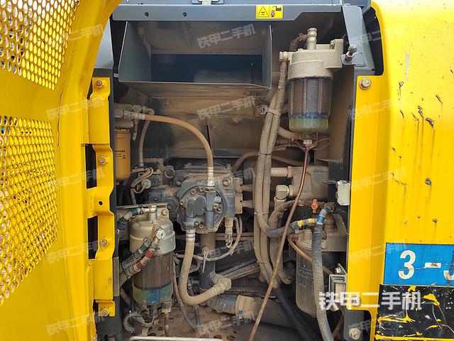 液压泵舱室正面整体（整机外观）