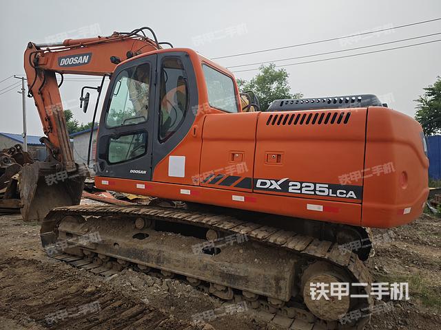 斗山DX225LCA挖掘机