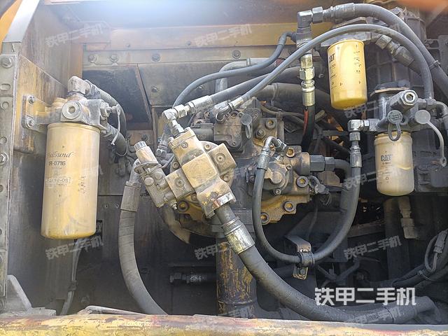 液压泵舱室正面整体（整机外观）