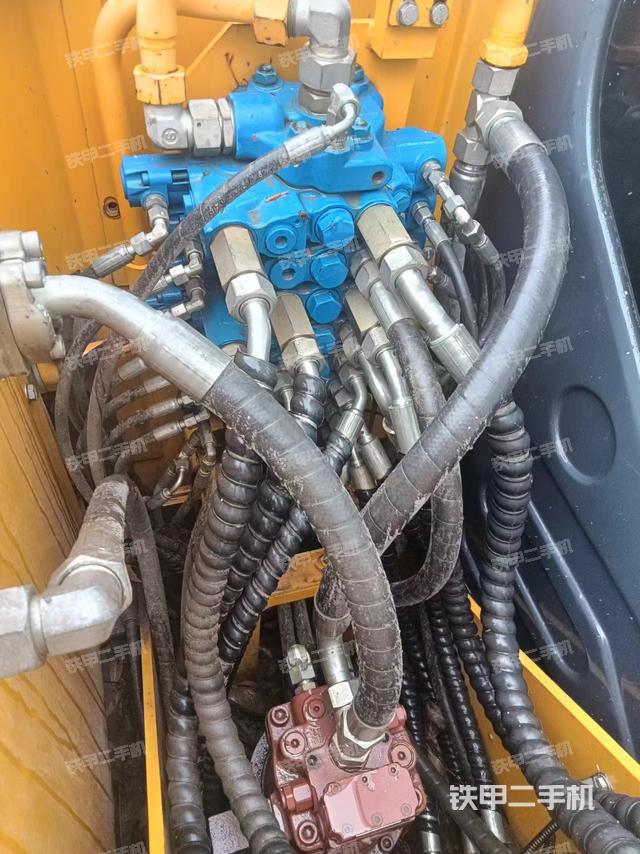 回转马达和主控阀（整机外观）