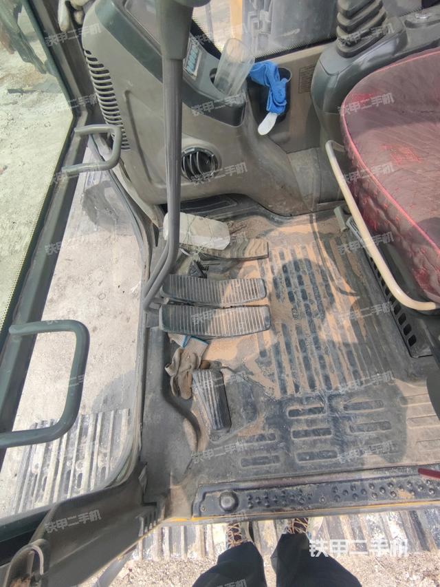 行走控制手柄和踏板 俯拍（驾驶室部分）