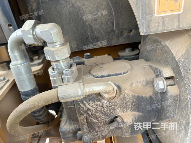 液压泵舱室正面整体（整机外观）