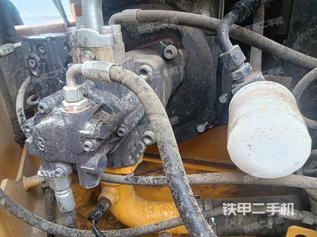 液压泵舱室正面整体（整机外观）