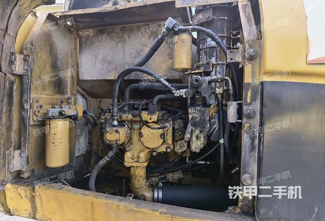 液压泵舱室正面整体（整机外观）