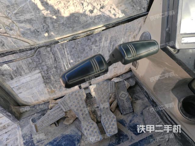 行走控制手柄和踏板 俯拍（驾驶室部分）