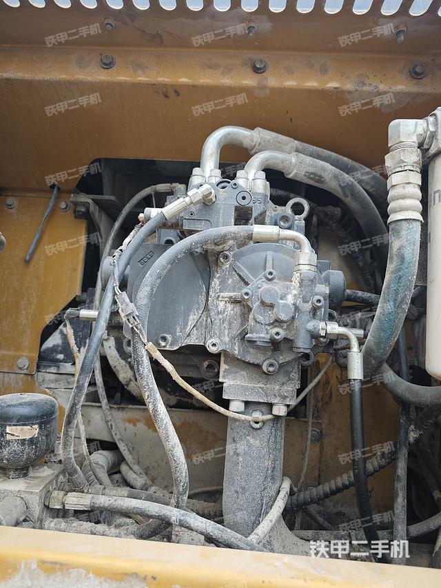 液压泵舱室正面整体（整机外观）