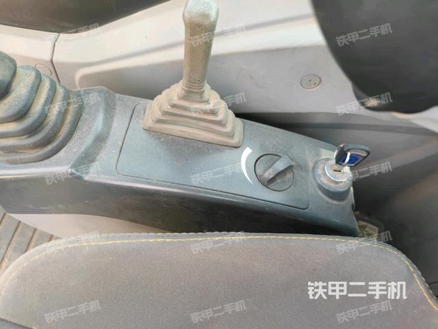 座椅右侧控制台/钥匙门/油门/含右手柄(驾驶室部分) 座椅右侧控制台/钥匙门/油门/含右手柄(驾驶室部分)