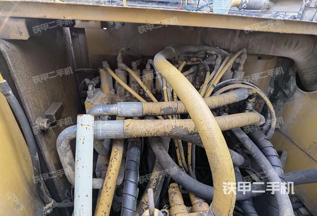 回转马达和主控阀（整机外观）