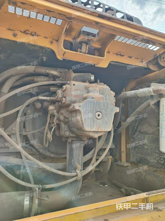 液压泵舱室正面整体（整机外观）