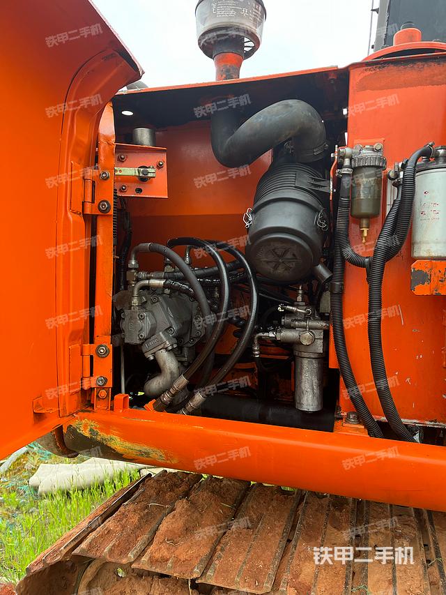 液压泵舱室正面整体（整机外观）