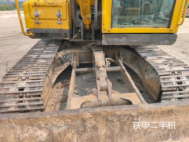 轉(zhuǎn)盤和下車架正前(工作和回轉(zhuǎn)裝置) 轉(zhuǎn)盤和下車架正前(工作和回轉(zhuǎn)裝置)