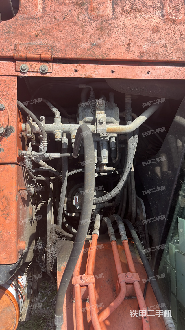 回转马达和主控阀（整机外观）