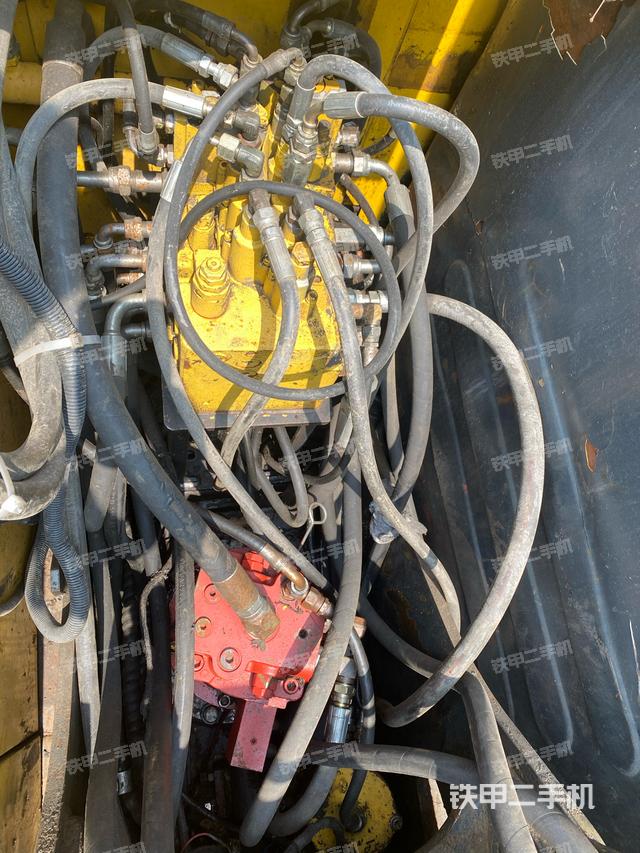 回转马达和主控阀（整机外观）