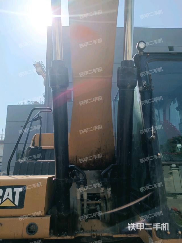 大臂油缸整体 竖拍（工作和回转装置）