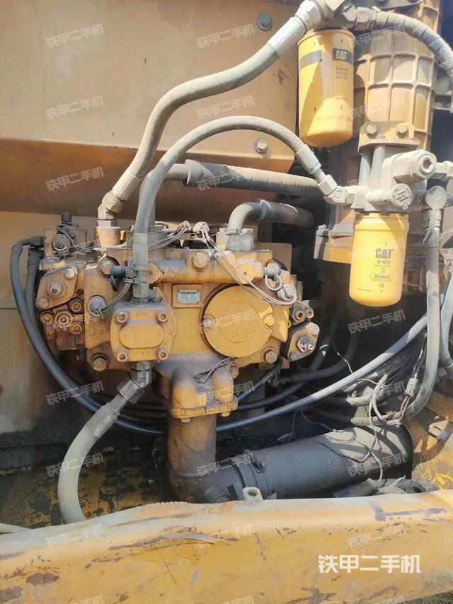 液压泵舱室正面整体（整机外观）