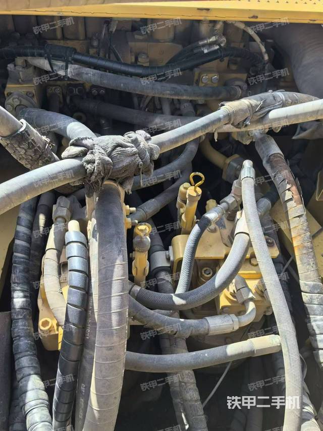 回转马达和主控阀（整机外观）