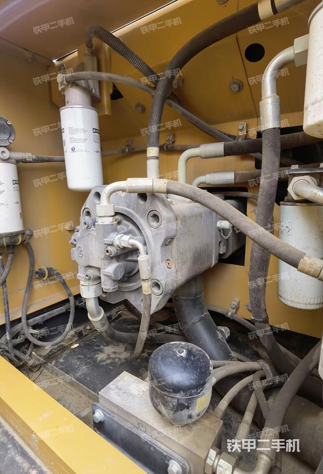 液压泵舱室正面整体（整机外观）