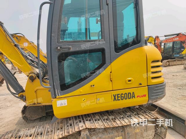 驾驶室正侧(驾驶室部分)  驾驶室正侧(驾驶室部分)