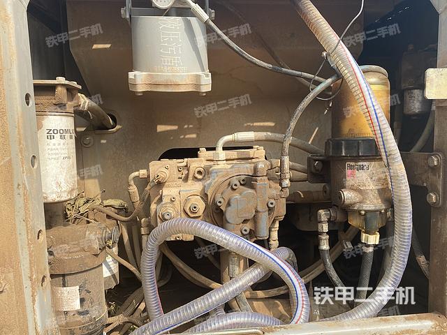 液压泵舱室正面整体（整机外观）