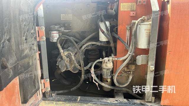 液压泵舱室正面整体（整机外观）