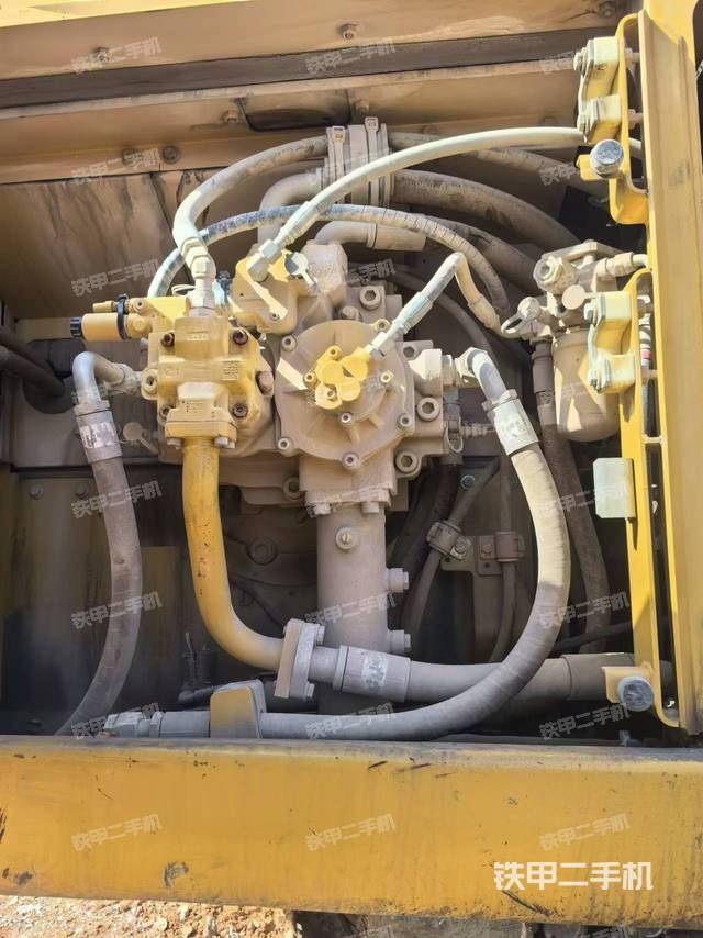 液压泵舱室正面整体（整机外观）