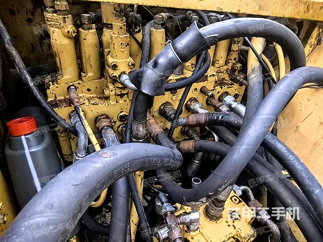 回转马达和主控阀（整机外观）