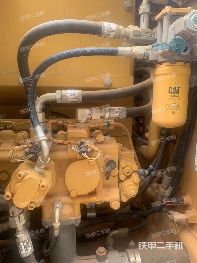 液压泵舱室正面整体（整机外观）