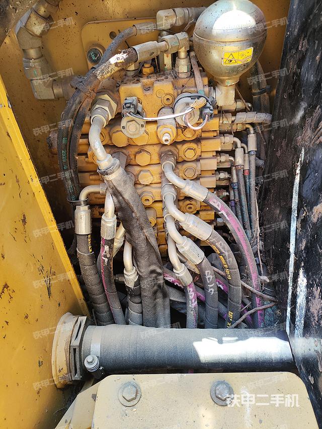 回转马达和主控阀（整机外观）