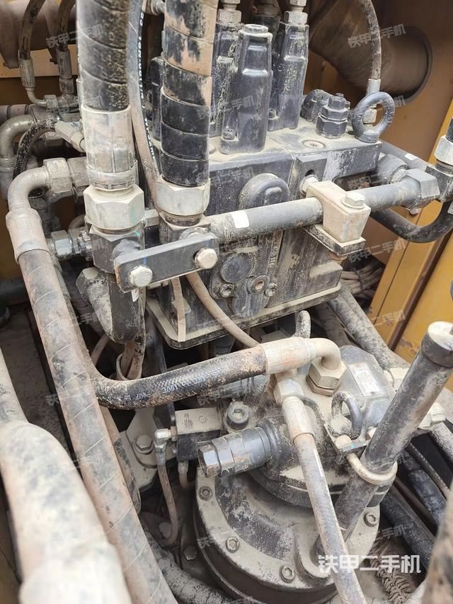 回转马达和主控阀（整机外观）