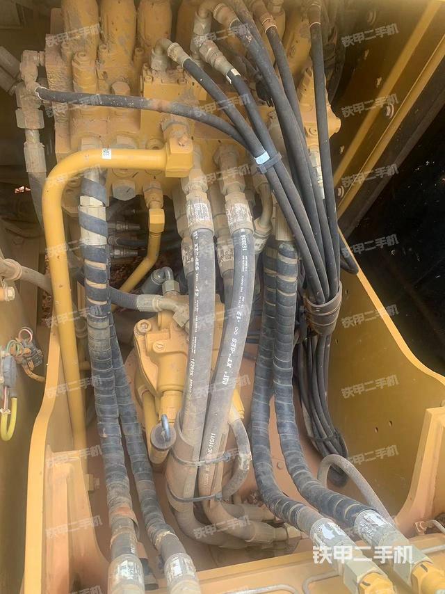 回转马达和主控阀（整机外观）