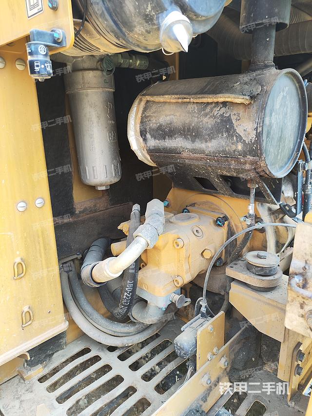 液压泵舱室正面整体（整机外观）