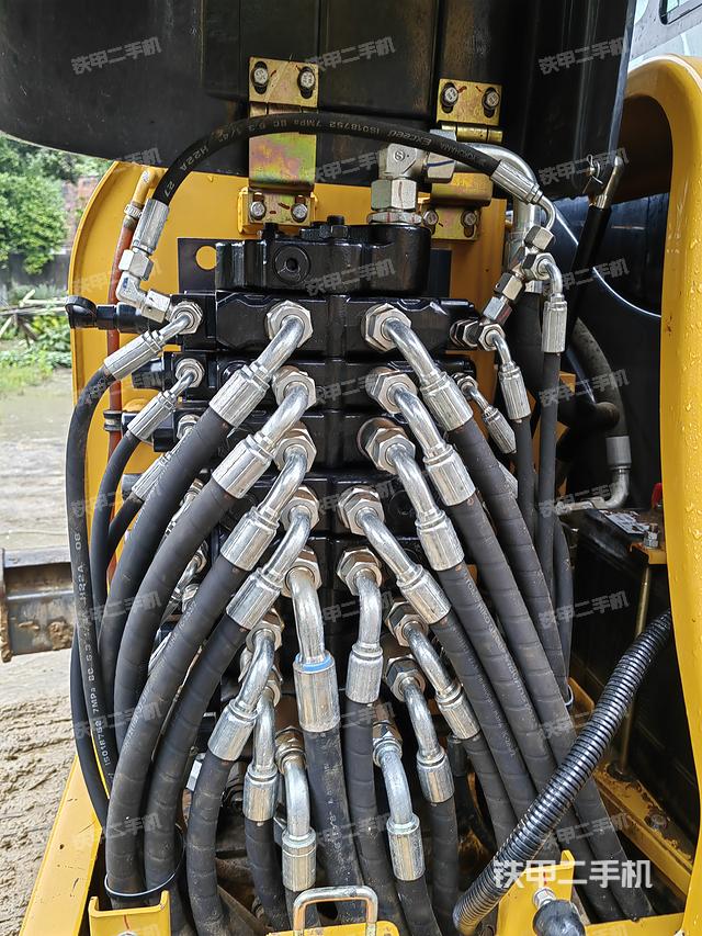 回转马达和主控阀（整机外观）