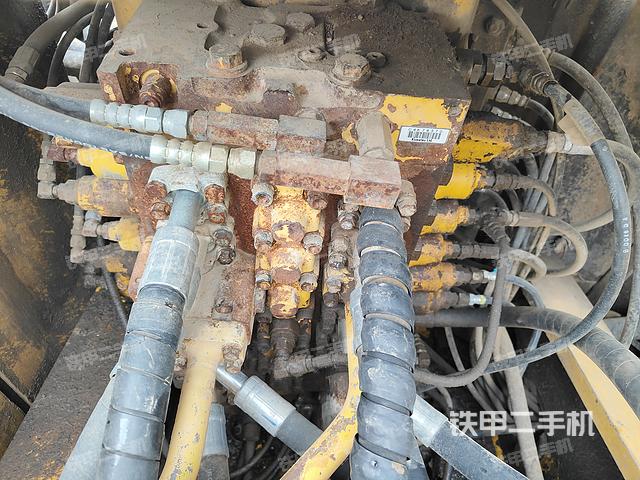 回转马达和主控阀（整机外观）