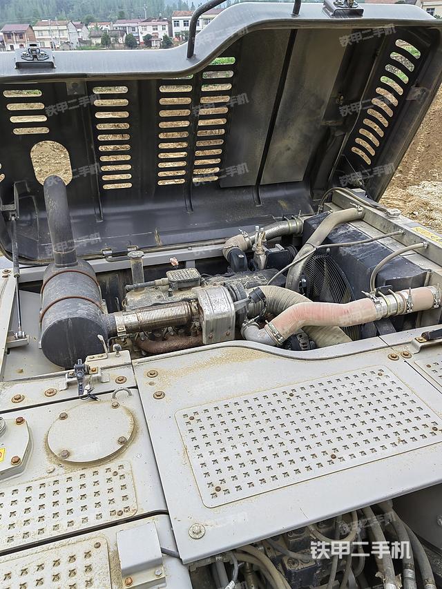 液压泵舱室正面整体（整机外观）