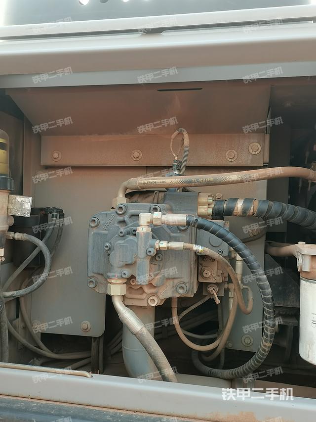 液压泵舱室正面整体（整机外观）