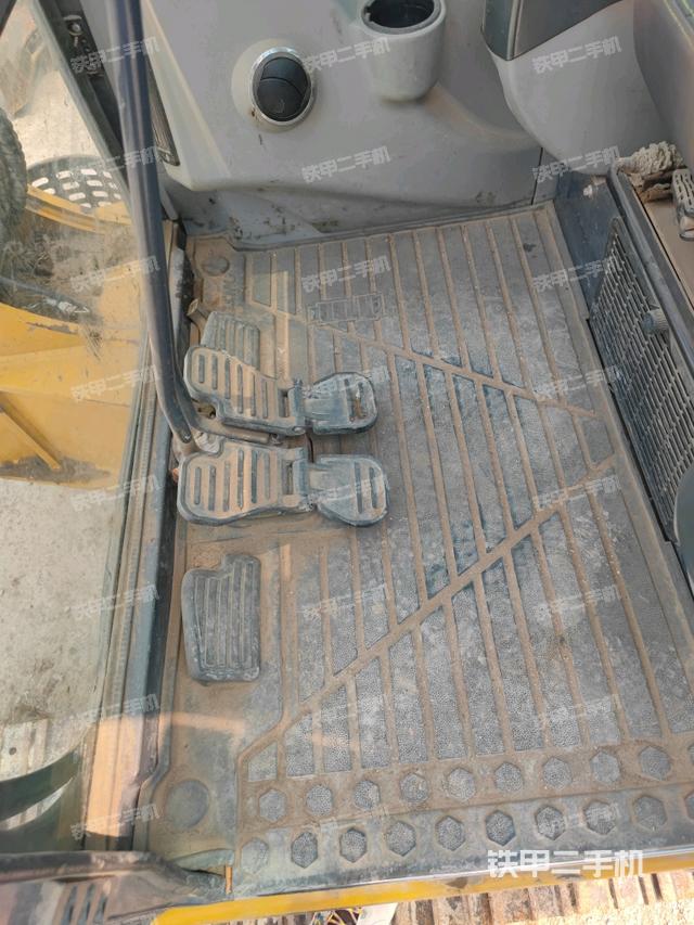 行走控制手柄和踏板 俯拍(驾驶室部分) 行走控制手柄和踏板 俯拍(驾驶室部分)