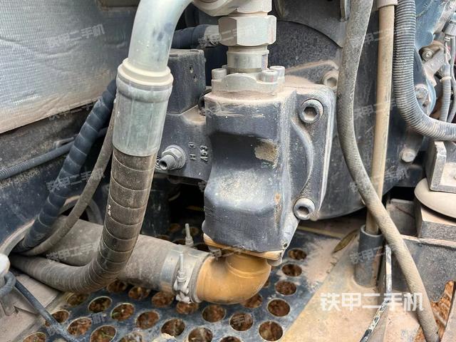 液压泵舱室正面整体（整机外观）