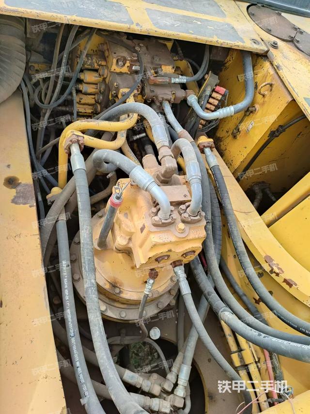 回转马达和主控阀（整机外观）