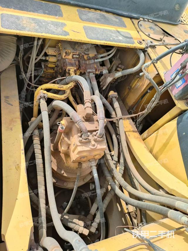 回转马达和主控阀（整机外观）