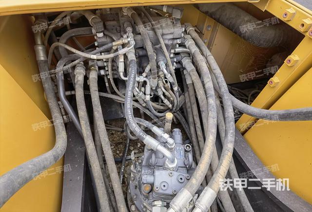 回转马达和主控阀（整机外观）