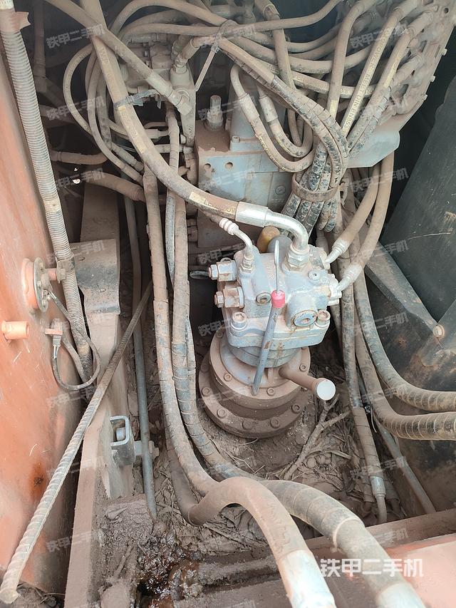 回转马达和主控阀（整机外观）