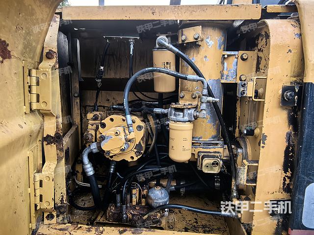 液压泵舱室正面整体（整机外观）